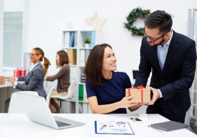 The etiquette of sending gifts to leaders for business interactions